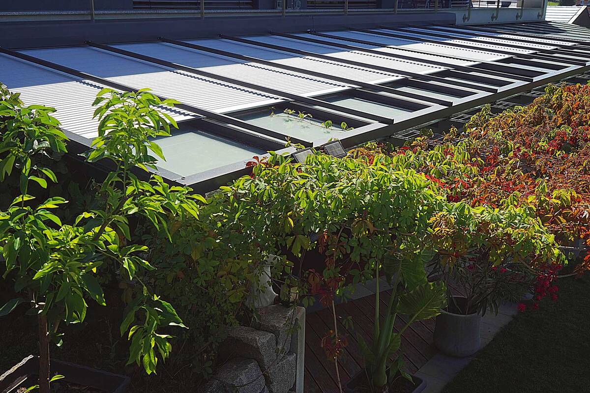Ein Wintergarten lässt viel Licht in die Wohnung fallen. Der Rollladen «Wiga Star» schützt vor Wärme und hohen Temperaturen und ist in vielen Formen und Neigungen verfügbar. Schanz Rollladensysteme GmbH.