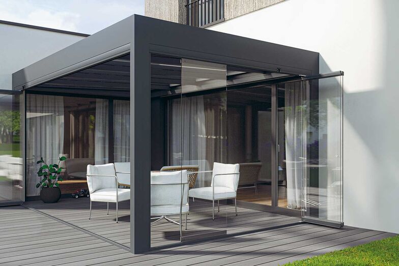 Glas-Schiebewände erweitern den Wohnraum und verlängern die Outdoor­saison entscheidend. Bei der Glas-Schiebe-Stapelwand «GSS 17» können die einzelnen Flügel seitlich platzsparend verstaut werden. www.neomat.ch