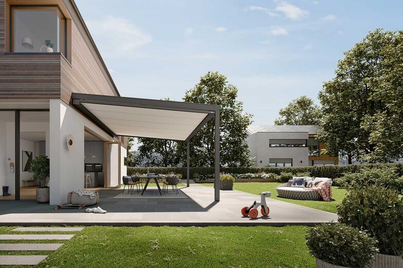 Die Unterglasmarkise «markilux 679» wird unter einem Terrassendach oder Wintergarten montiert. Mit ihrem klaren Design spendet sie angenehmen Schatten, während integrierte LED-Leuchten abends für stimmungsvolle Lichtakzente sorgen. www.markilux.com