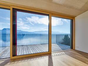 Mühelose Aussicht: Die Schiebetüre «ST2» von 4B verbindet einen schlanken Rahmen mit einem hohen Glasanteil. Sie lässt sich mühelos bewegen und kann dank zahlreicher Smarthome-Lösungen in verschiedene Gebäudeautomationssysteme integriert werden. 4B AG.