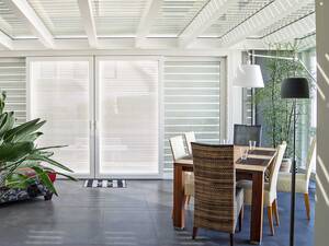 Im Winter warm, im Sommer kühl: Moderne Rollläden helfen in der kalten Jahreszeit, Heizkosten zu sparen. In den warmen Monaten sorgen sie für einen angenehmen Hitzeschutz, sodass auf eine energieintensive Klimaanlage verzichtet werden kann. Sie sind bereits innert eines Tages installiert. Schanz Rollladensysteme GmbH.