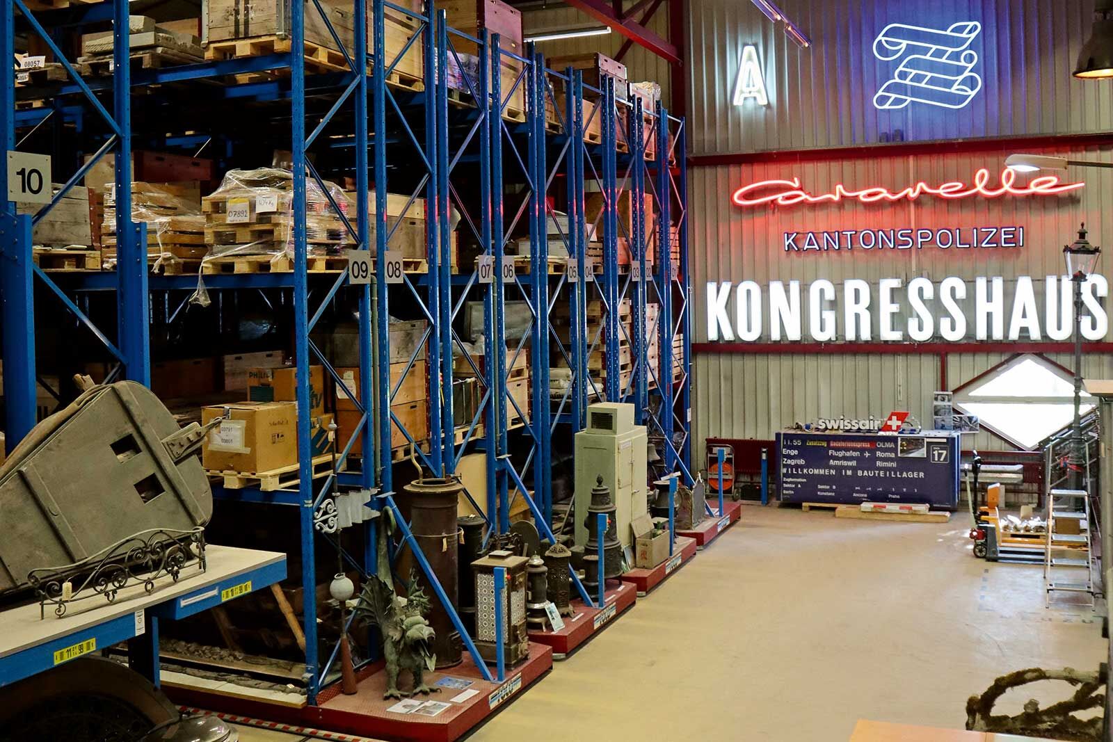 Wetterfahne, Wasserspeiher, alte Öfen und Leuchtschriften – in jeder Ecke gibt es etwas zu entdecken und alles hat eine Geschichte.