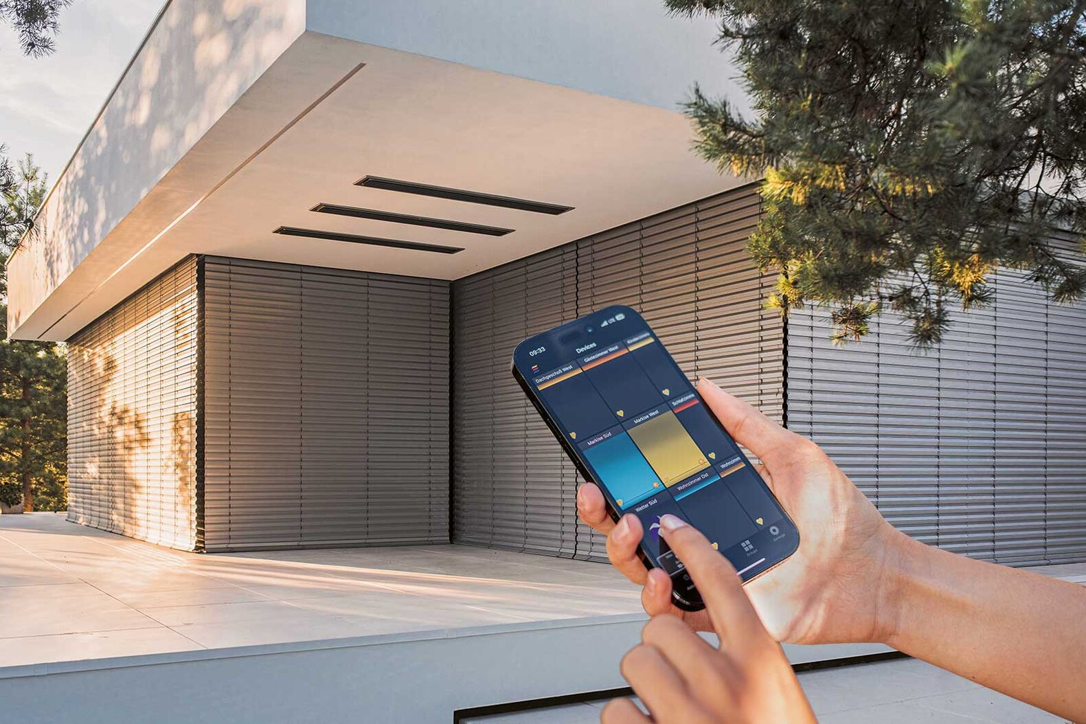 Die Hitze bleibt draussen: Die Sonnenschutzsteuerung «ONYX» lässt die Sonne nur da rein, wo sie auch gewünscht wird. Jalousien, Raffstores, Markisen sowie Rollläden werden mit dem Smarthome-System per Smartphone, Tablet oder vollautomatisch gesteuert. Es lassen sich persönliche Wohnszenarien erstellen: So fährt beispielsweise eine Jalousie in eine individuelle Zwischenposition, sobald ein Raumthermostat einen bestimmten Temperaturwert unter- oder überschreitet. Abhängig von der Tageszeit ist das Ganze auch mit der entsprechenden Beleuchtung kombinierbar. Auch weitere Heizungen oder Lüftungen können berücksichtigt werden. Das Smarthome-System reagiert, wenn gewünscht, auch auf das Wetter. Der Sonnen- und Windsensor erfasst Einflüsse wie Windgeschwindigkeit, Sonnenintensität und Temperatur an der Fassade und nutzt die gewonnenen Daten, um die Produkte genau dem Empfinden der Bewohner anzupassen. Hella Sonnen- und Wetterschutztechnik GmbH, www.hella.info