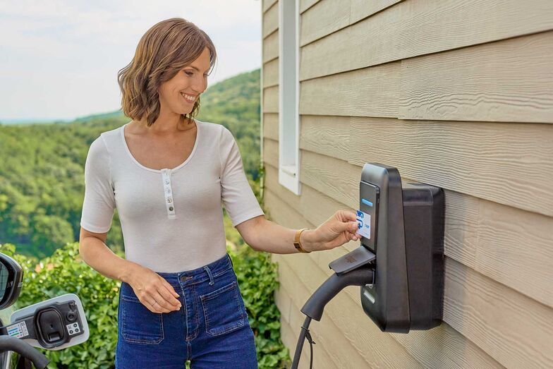 Individuelle Ladestationen: Die Hager AG entwickelt ihre «witty«-Ladestationen weiter. Dank einfacher Montage und Inbetriebnahme sind sie rasch einsatzbereit. Die moderne Wallbox ist in drei Ausführungen erhältlich: Die Ladestation «witty one» garantiert einfaches Aufladen. Die «witty plus» lädt mit doppelter Geschwindigkeit und ist auf PV-überschüssiges Laden optimiert. Sie lässt sich mit einer Wärmepumpe und/oder PV-Anlage verbinden. Die fortschrittlichste Variante – «witty pro» – ist optimiert für die Nutzung durch mehrere Verbraucher. Es können verschiedene Wallboxen in einer vernetzten Ladeinfrastruktur betrieben werden, ohne den hauseigenen Stromanschluss zu überlasten. Hager AG, www.hager.com