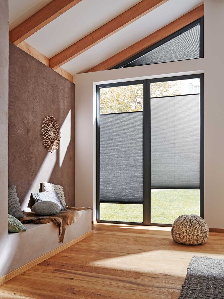 Massgefertigter Schutz: Ob als Licht-, Sicht- oder Sonnenschutz – Plissees können Fenster bereichern. Die Faltstoren von Duette bieten zahlreiche Möglichkeiten zur individuellen Gestaltung. Für die Ästhetik gibt es eine Auswahl verschiedener Farben, Drucke und exklusiver Designs. Für die idealen Lichtverhältnisse bietet der Hersteller unterschiedliche Transparenzen von «lichtdurchlässig» bis «abdunkelnd» an. Hunter Douglas GmbH, www.duette.ch