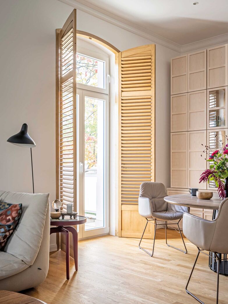Schöner Schatten: Eine Beschattungslösung, die sich immer grösserer Beliebtheit erfreut, sind Innenfensterläden. Und das aus gutem Grund: Durch die verstellbaren Lamellen können Lichteinfall und Luftzufuhr präzise gesteuert werden. Doch sie sind nicht nur praktisch, sondern auch ästhetisch. Durch ihre Grösse nehmen sie einen nicht zu unterschätzenden Raum ein, was ihre elegante Wirkung verstärkt. Jasno Shutters, www.jasnoshutters.de 