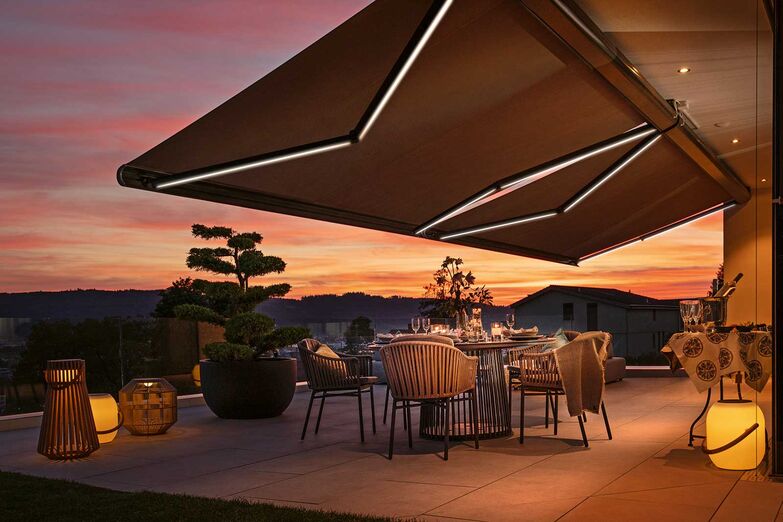 Die Kassettenmarkise «KGM 6+» gehört zur Serie «Die Exklusive» und ist die neuste von Schenker. Eingerollt in die Kassette ist das Tuch vollkommen vor der Witterung und Schmutz geschützt, und geöffnet zeigt es sich in der individuell gewählten Farbe. Die LED-Beleuchtung ist in den Gelenkarmen und in der Konsole integriert. Schenker Storen AG, www.storen.ch