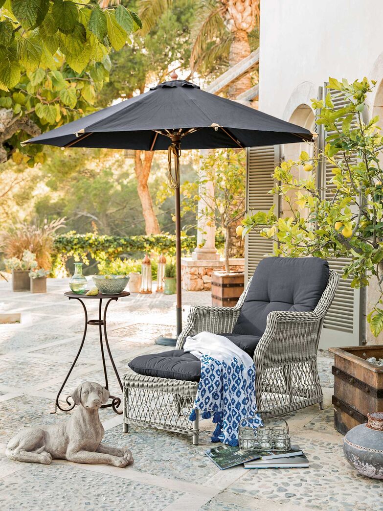 Nostalgie ohne Kitsch kriegt «Brent» ohne Problem hin. Der schwarze Bezug balanciert die geschwungene Krone aus. Durch den Einsatz von dunklem Holz und hellem Leder bekommt der Sonnenschirm einen zeitlosen Stil, der gleichermassen im Garten und vor einer stilvollen Cocktail-Bar gut aussieht. Loberon GmbH, www.loberon.ch