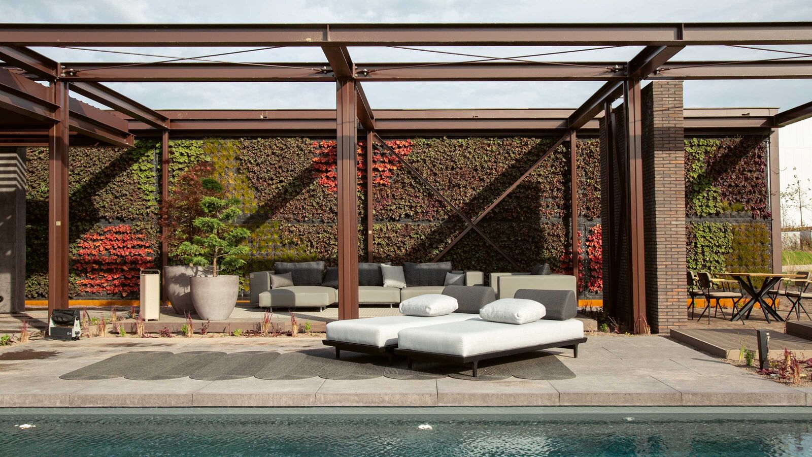 Stilvolle Outdoormöbel ergänzen die Terrassenüberdachungen von Renson.