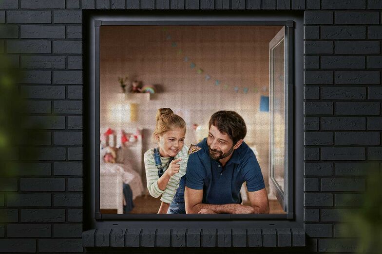 Der offensichtliche Klassiker zum Abkühlen: Fenster auf und kühle Sommernachtsluft reinströmen lassen. Wenn es aber draussen dunkel ist und drinnen hell, hat man schnell Besuch von der lokalen Insektenpopulation. Eine einfache Lösung sind Insektengitter, die schnell angebracht sind und sich einfach zuschneiden lassen, so wie zum Beispiel das «Tesa Insect Stop Fliegennetz Comfort», erhältlich bei Jumbo. Jumbo, Division der Coop Genossenschaft, www.jumbo.ch