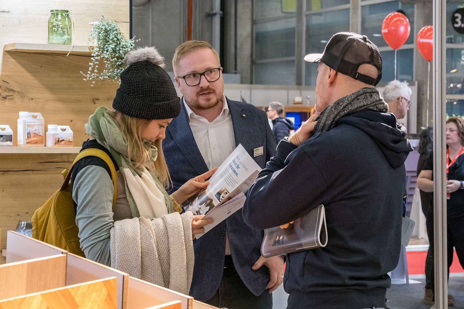 Individuelle Fragen, fachkundige Antworten: An den Ständen der Messe «Bauen Wohnen Energie» ist Zeit für das persönliche Gespräch.