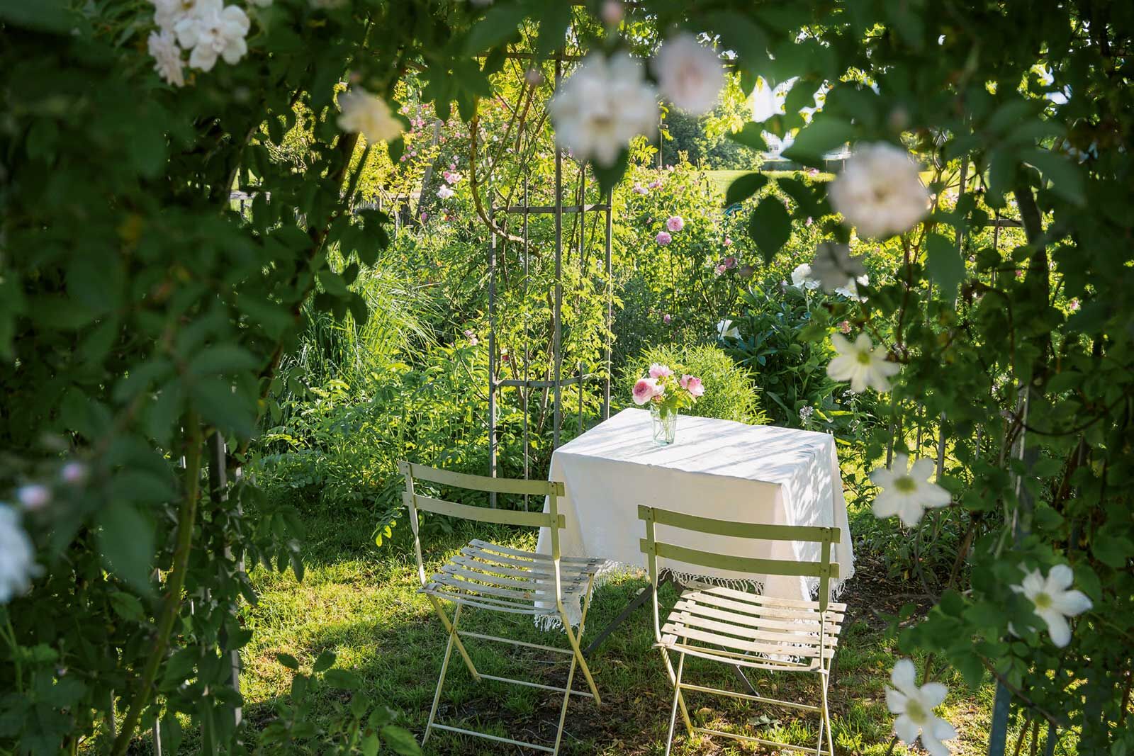 In fremder Gartenluft schnuppern: Während der Aktion «Offener Garten» dürfen interessierte Besucher in private Gärten schauen. Foto: Dittli Fotografie