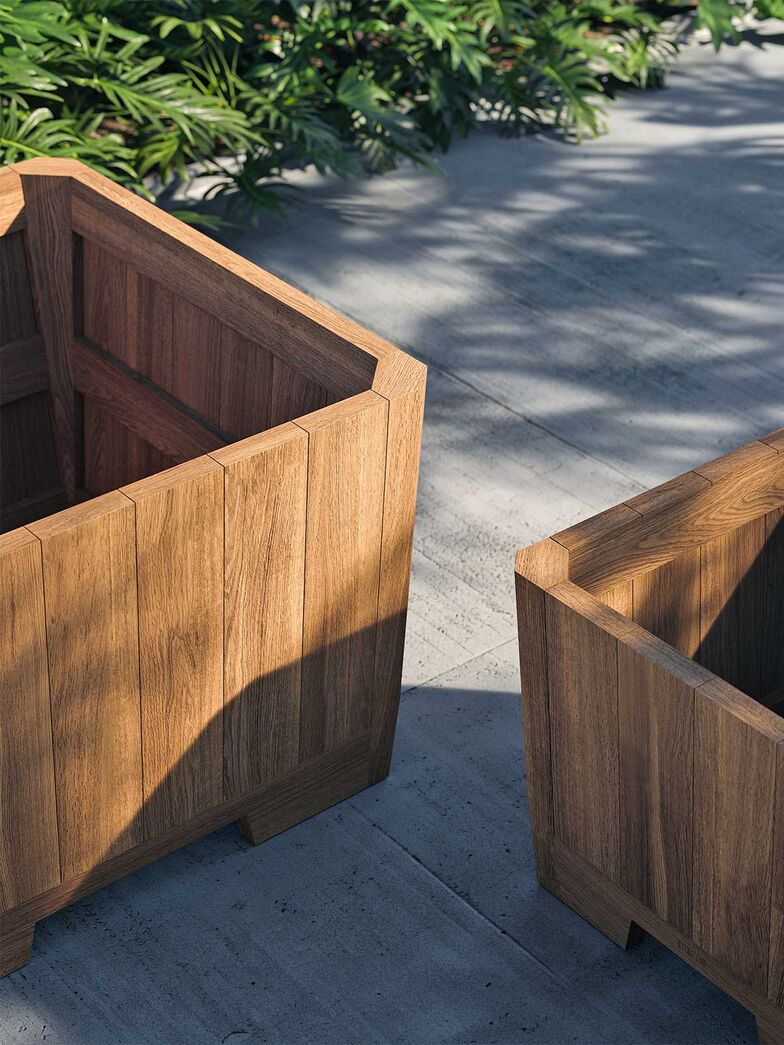 Der «Botaniq Planter» aus robustem Teak-Holz ist in zwei Grössen erhältlich. www.royalbotania.com