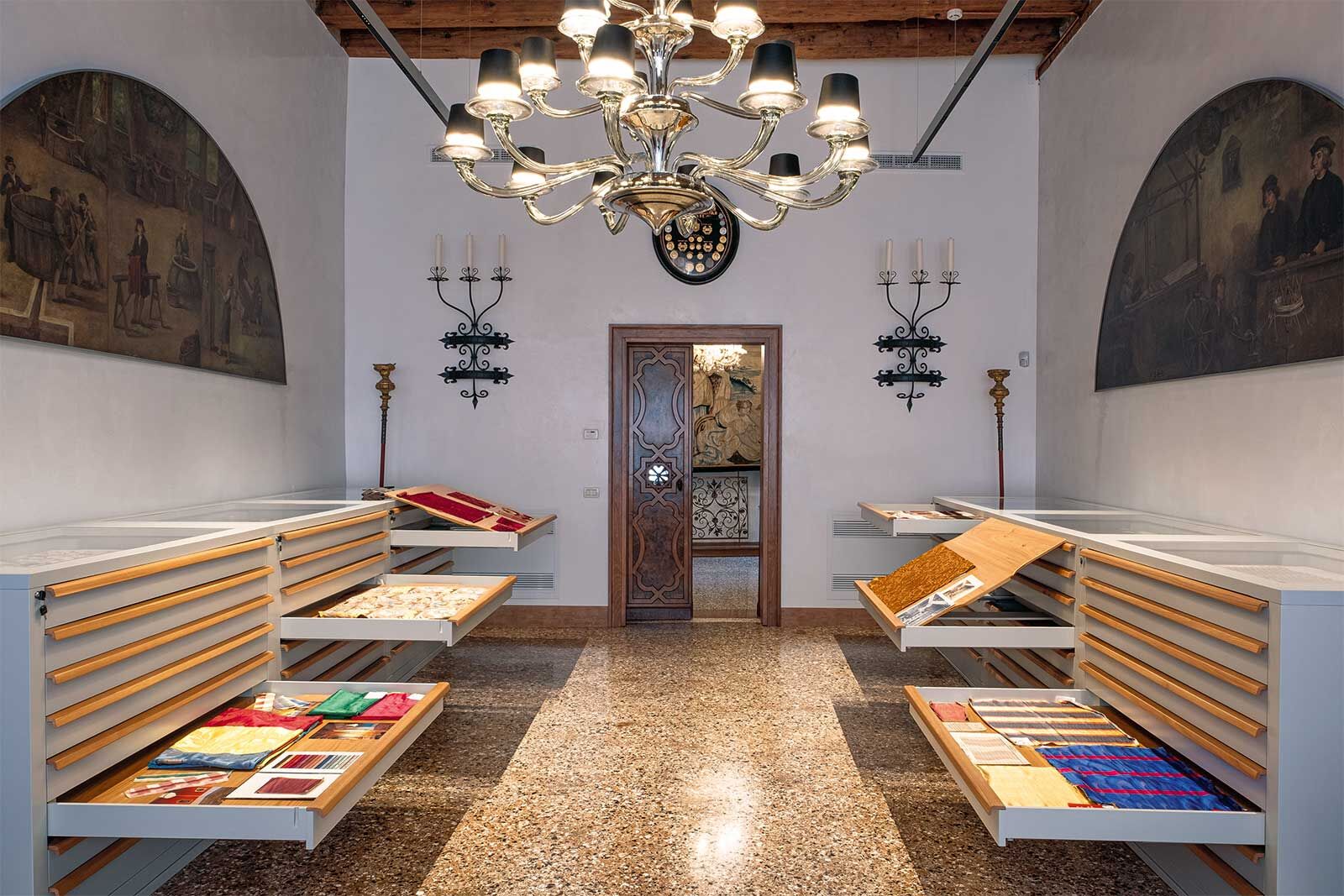 In einem historischen Palazzo in der Altstadt von Venedig befindet sich neben dem Showroom auch ein umfassendes Archiv.