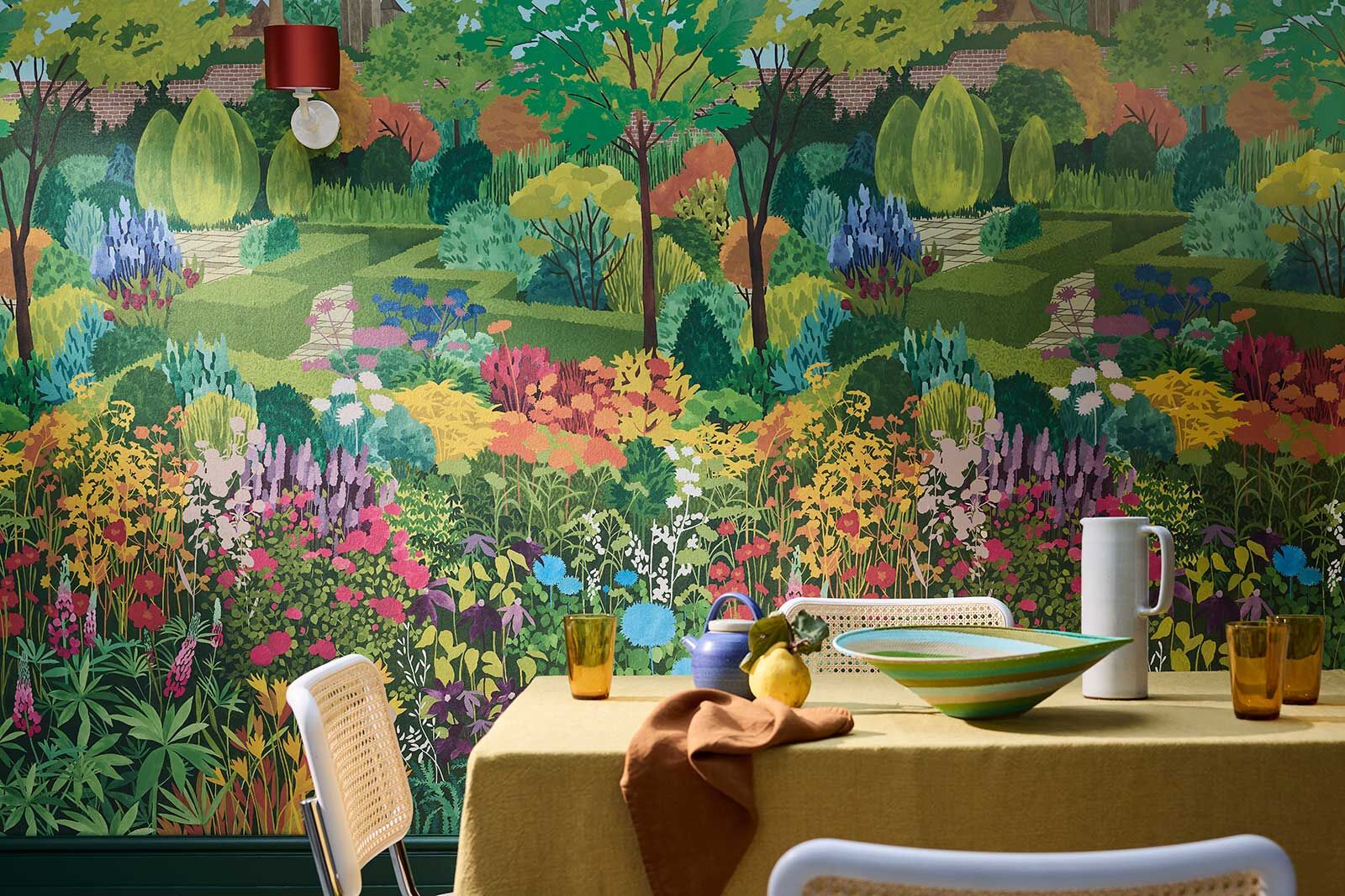 1930 entdeckte die Dichterin Vita Sackville-West das verfallene Sissinghurst Castle in Kent und verliebte sich auf Anhieb in seinen melancholischen Charme. Gemeinsam mit ihrem Mann erschuf sie über drei Jahrzehnte hinweg die legendären, gegliederten Gärten neu – ohne formale Ausbildung, doch mit unvergleichlichem Sinn für Farben, Formen und Düfte. Das Wandbild «Castle Garden» greift diese lebendige Atmosphäre auf: eine üppige Vielfalt wilder Blüten im harmonischen Spiel mit den klaren Gartenstrukturen.