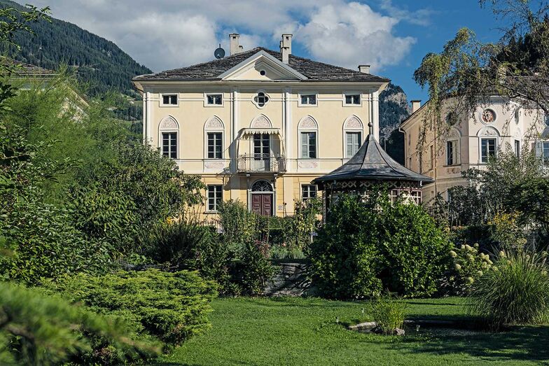 Das Devon House mit seinem herrlichen Garten stammt aus dem 19. Jahrhundert, ebenso die benachbarten Palazzi am Dorfeingang.