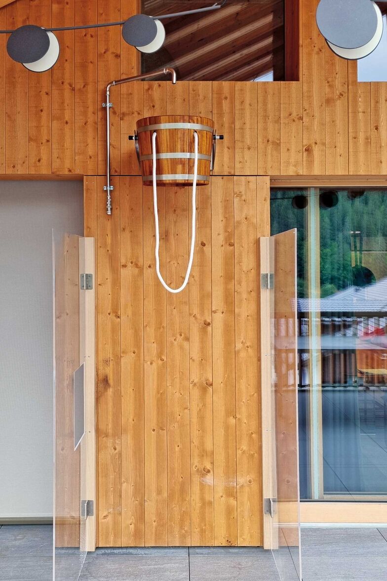 Die sogenannte Eimer-Schwalldusche basiert auf der Grundidee, dass der abrupte Kältereiz nach dem Saunieren durch einen ganzen Schwall Wasser erfolgt. Gefüllt wird der Kübel durch den Wassereinlass oben und geleert wird er durch das Ziehen am weissen Seil. Fitness-Partner bietet nun den klassischen Wasserschwall aus dem rustikalen Eimer in zeitgemässer Umsetzung. Fitness-Partner AG, www.fitpa.ch