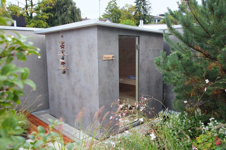 Vorbereitung ist alles, sagt man. Daher ist es sinnvoll, sich jetzt um seine Saunalösung zu kümmern, um später im Jahr der Wärme nicht Lebewohl sagen zu müssen. Diese Aussensauna wurde auch ihrer Umgebung angepasst und integriert sich harmonisch in den Garten.Ging Saunabau AG, www.saunabau.ch