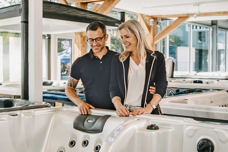 Im Showroom in Lenzburg stehen 60 Whirlpool-Modelle und 10 Schwimm-Spas zur Wahl.