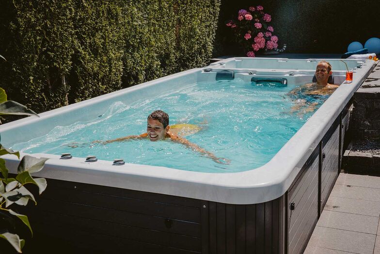 Schwimm-Spas bieten auf kompaktem Raum die Möglichkeit zum aktiven Schwimmtraining und zur wohltuenden Massage.