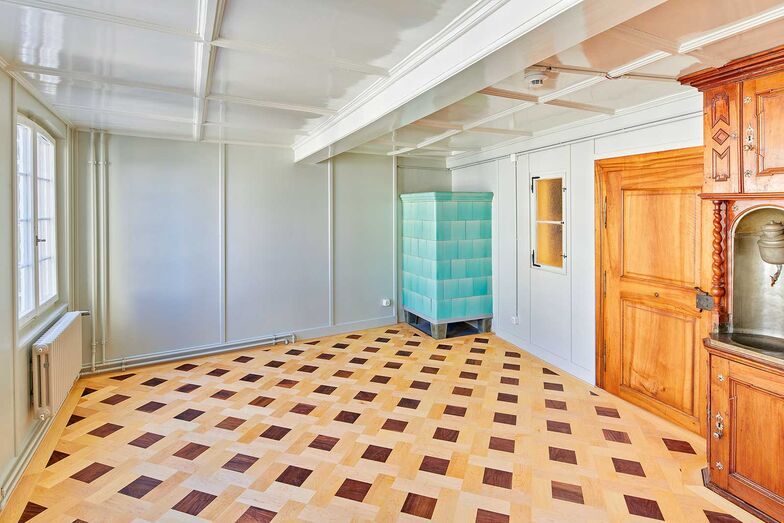 Die Böden in dem historischen Zuger Altbau wurden erneuert. Das gewählte Linoleummuster fügt sich wie selbstverständlich in die Umgebung ein und ergänzt die bestehenden Farben harmonisch.
