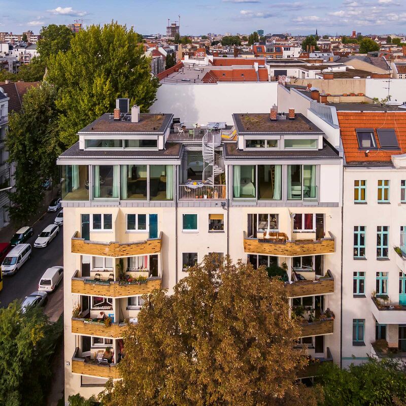 Der gemütliche Sitzplatz erweitert den Wohnraum nach aussen und führt über eine Wendeltreppe zur Dachterrasse noch weiter nach oben.