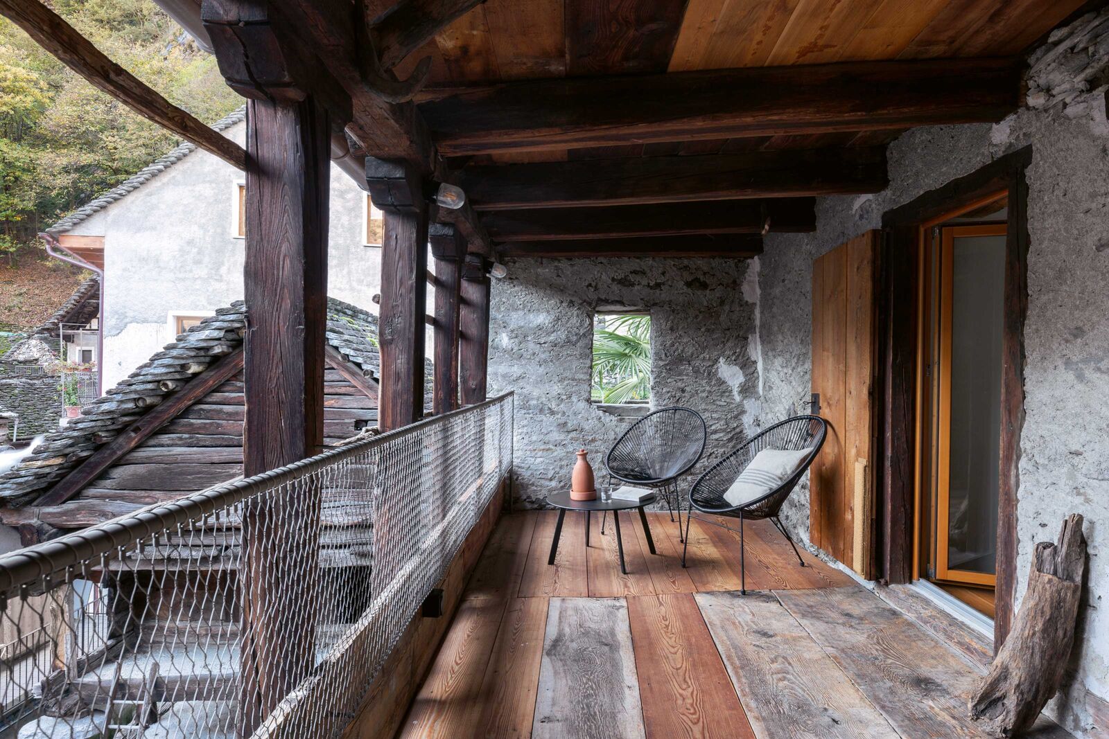 In der Loggia im zweiten Stock wurde der ursprüngliche Lärchenboden mit neuen Holzdielen kombiniert.