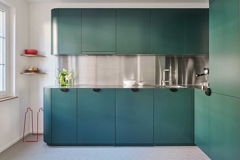 Keine streng definierten Konzepte, eher einzelne Bilder bestimmten die Planungen. Eine Idee, die den Bauherren vorschwebte: eine grüne Küche und bestimmte Materialen. Daraus entwickelte sich im Dialog mit den Architekten ein einzigartiges Ensemble.