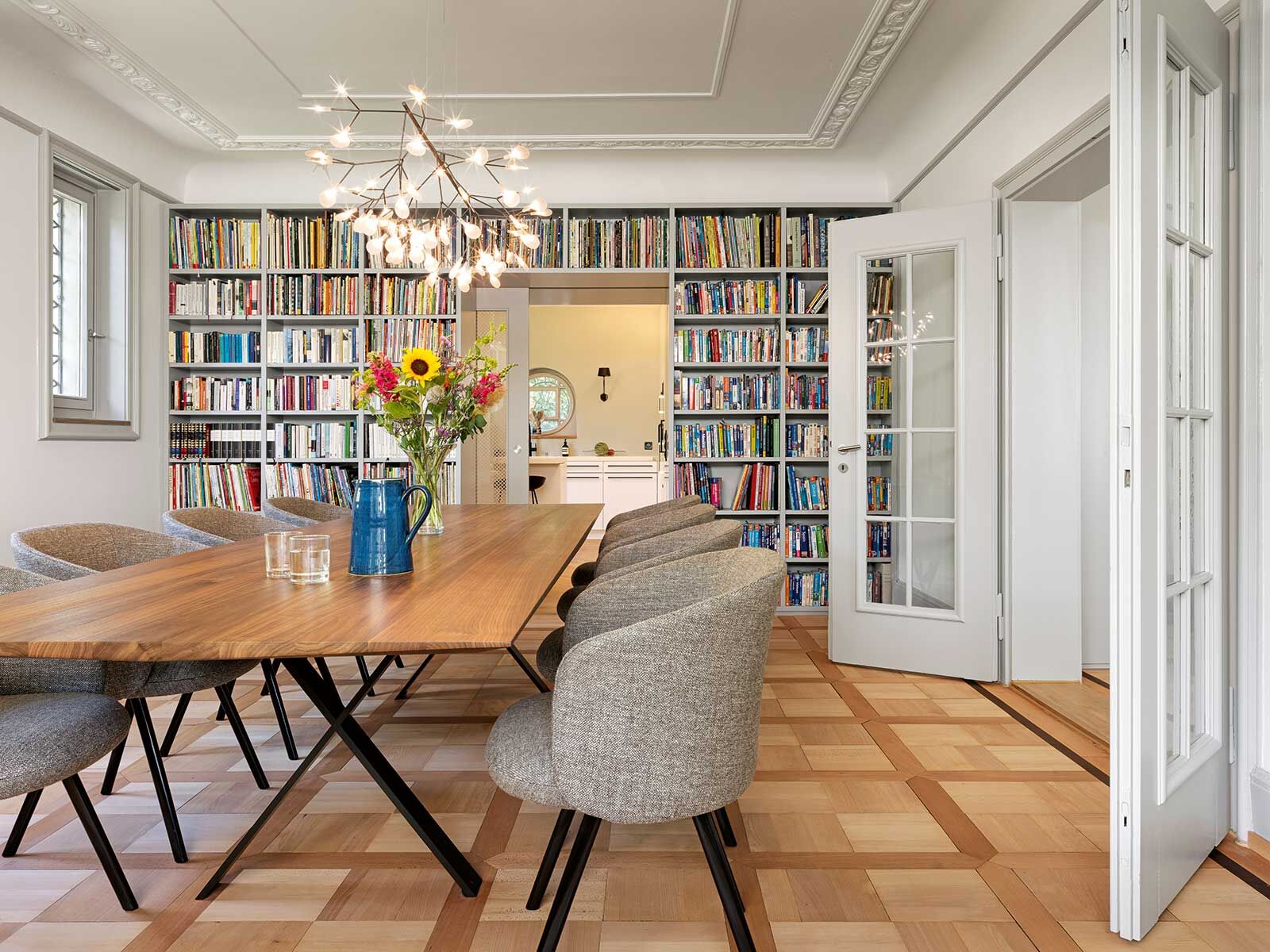 Teo Jakob hat mit Sorgfalt auf Harmonie zwischen Interieur und Architektur geachtet. Es entstanden Räume, die weder leer noch überladen sind, da die Möbel charakterstark sind, ohne die baulichen Details in den Schatten zu stellen. Die «Mikado»-Stühle sind von Vitra und die Hängeleuchte «Heracleum» von Moooi.