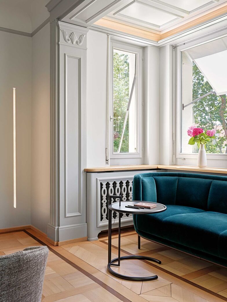 Der Erker ist wie für das «Vuelta»-Sofa von Wittmann gemacht. Zusammen entsteht ein räumliches Ganzes – ganz im Sinne der Wiener Moderne, von der die Kollektion inspiriert ist. Der Designer Jaime Hayon hat dabei an die Gestaltungsprinzipien von Josef Hoffmann, einem zentralen Vertreter des Wiener Jugendstils, angeknüpft und diese mit einem modernen Twist versehen.