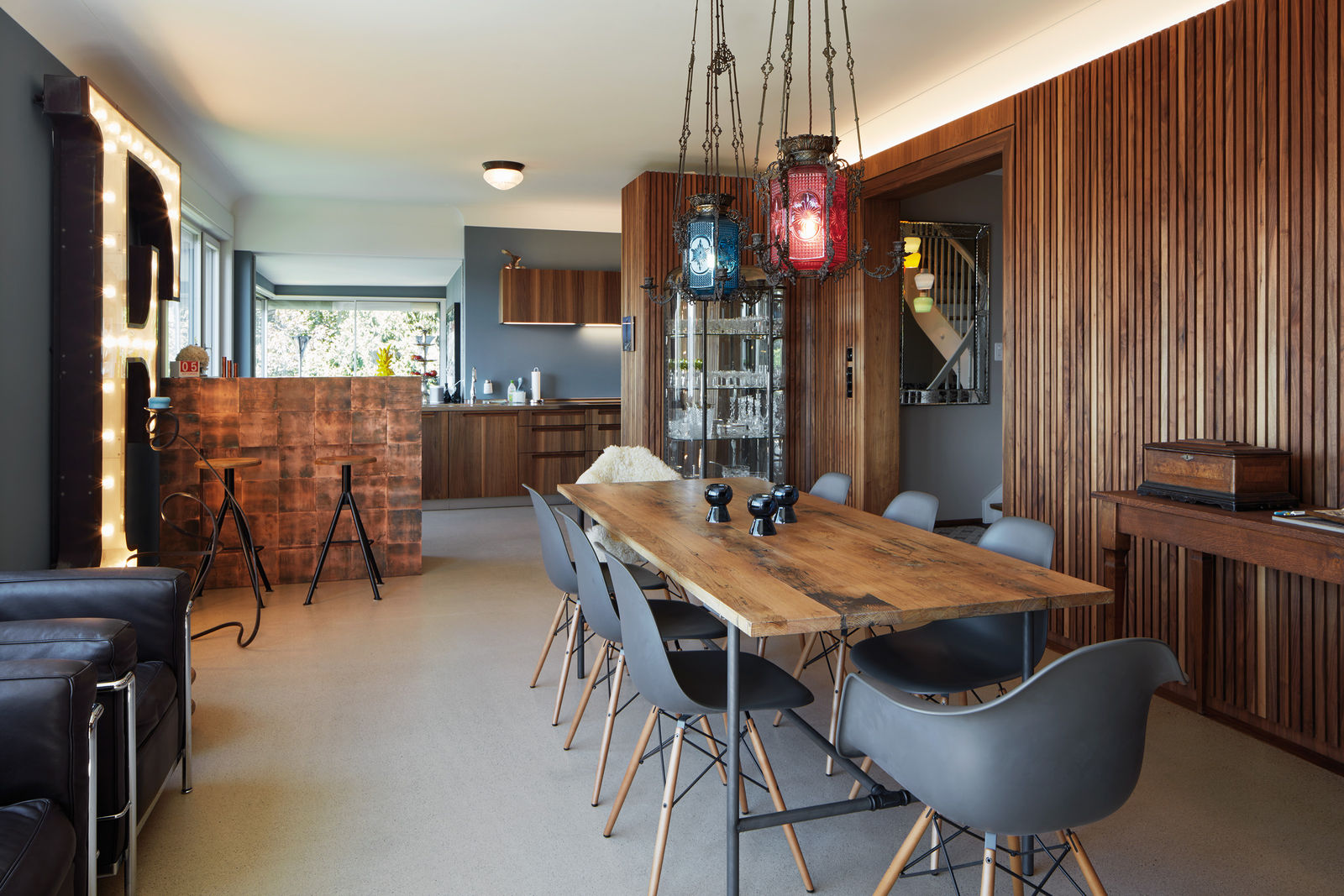 Die Küche in Nussbaumholz, entworfen vom d/a/x Atelier für Architektur AG. Im Hintergrund der ehemalige Balkon, neu Teil des Wohnraums.