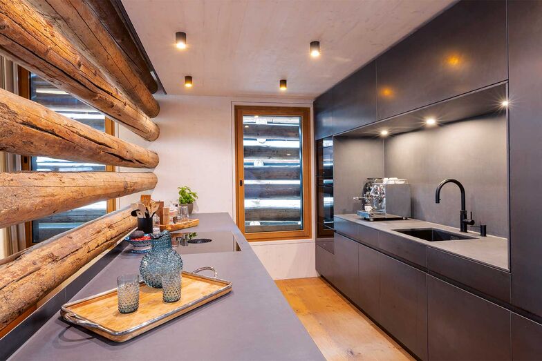 Die Architektin hätte am liebsten Fenster einbauen lassen, die vom Boden bis zur Decke reichen. Doch aufgrund der bestehenden Bausubstanz und den Gegebenheiten der Umgebung, war dies die maximal mögliche Höhe.