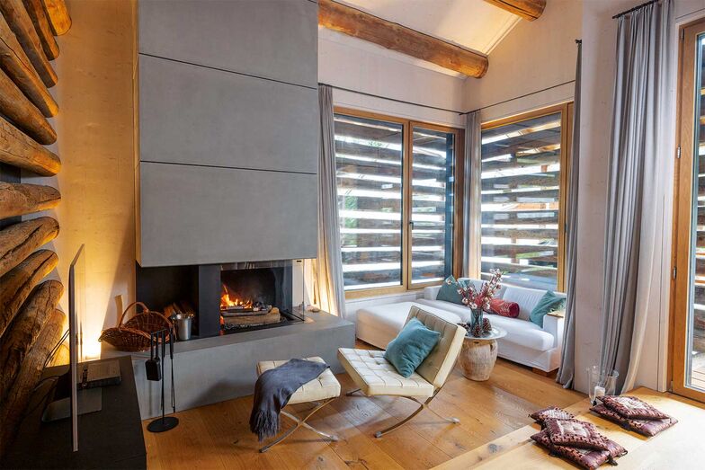 Elisabeth von Mann setzte so viele Glasfronten ein, wie es die Statik erlaubte. Dadurch ist es trotz der Rundholzbalken im Obergeschoss des ehemaligen Stalls sehr hell.