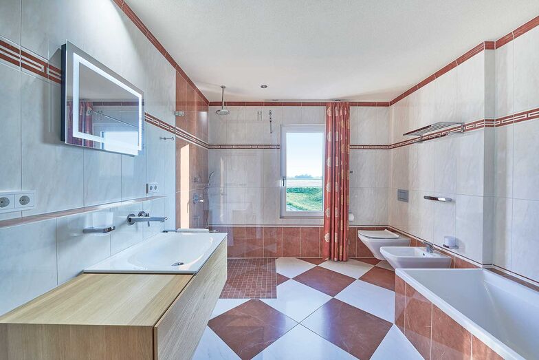 Im neuen Stockwerk befinden sich ein Badezimmer mit Badewanne und ebenerdiger Dusche.
