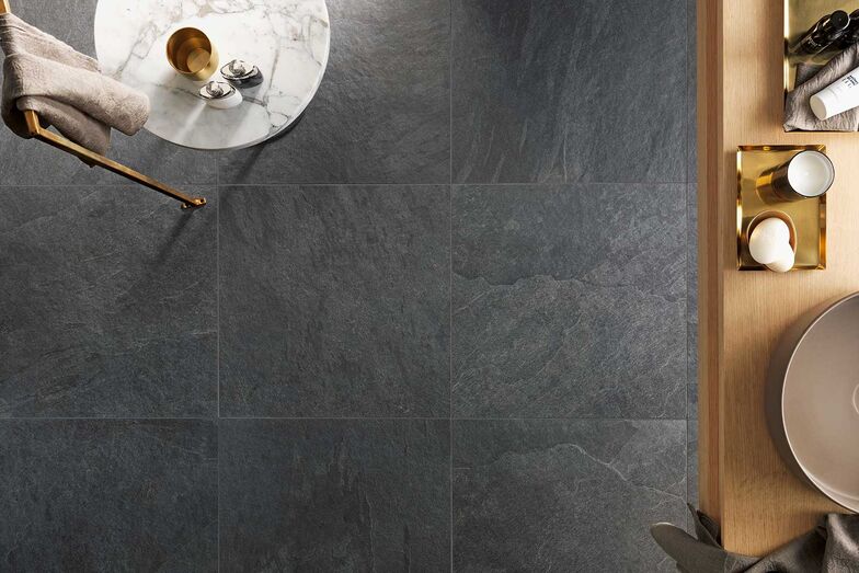 Keramische Platten aus Feinsteinzeug können sehr vielfältig sein. «Noblesse Nagua» heisst die Reihe, mit der eine realistische Interpretation der Optik und Haptik von Schieferstein geschaffen wurde. «Noblesse Phoenyx» wurde visuell an Marmor und Stein angelehnt. Beide Reihen sind in verschiedenen Farbvarianten erhältlich und verfügen über die antibakterielle «Protect»-Technologie, welche die Platten besonders hygienisch macht.HGC Handel AG, www.hgc.ch