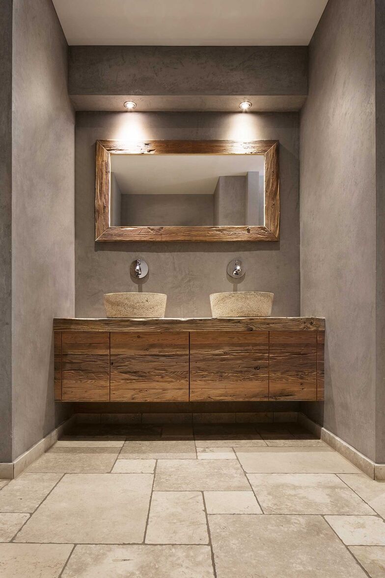 Die Platten in «gold-grau getrommelt» sind aus Naturstein gefertigt. Durch das «Trommeln», eine bestimmte Bearbeitung der Kanten und Oberflächen, bekommt der Boden eine rustikale, antike Optik und eine rutschhemmende Wirkung, weswegen er sich für den Nassbereich eignet. Dazu sind die Bodenbeläge robust und langlebig. So verbinden sich Ästhetik und Funktionalität. Atlas Natursteine AG, www.atlas-natursteine.ch