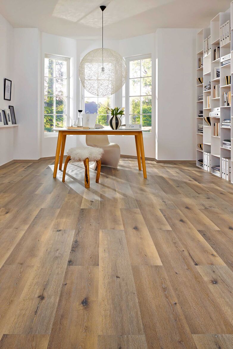 Der Bodenbelag «Samoa Noblesse Eiche» besteht aus bedrucktem Kork, der mit einer realistisch strukturierten Holzoptik versehen ist. Kork ist ein nachhaltiges Naturmaterial, das gelenkschonend, trittschalldämmend und wärmeisolierend wirkt. Die Oberflächen werden im «HotCoating»-Verfahren veredelt, was sie widerstandsfähig gegen Abnutzung macht. Tomwood AG, www.tomwood.ch