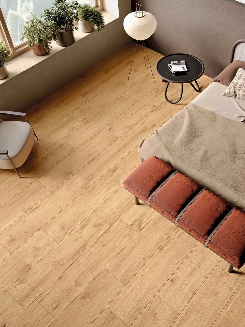 Die Bodenplatten «F3552» bestehen aus Feinsteinzeug in Holzoptik. Sie schaffen eine warme Ausstrahlung im Raum und sind kratzfest und pflegeleicht. Das authentische Holzdesign kombiniert natürliche Ästhetik mit hoher Funktionalität. So verbinden die Platten das Aussehen von Holz mit der Belastbarkeit von keramischem Feinsteinzeug. Marmobisa AG, www.marmobisa.ch