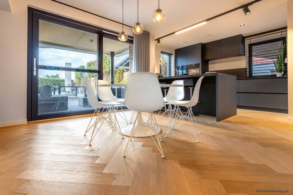 Der Echtholzbelag «Powerwood» ist durch Aufbau und spezielle Oberflächenbehandlung extrem strapazierfähig und eignet für stark frequentierte Bereiche. HG Commerciale.