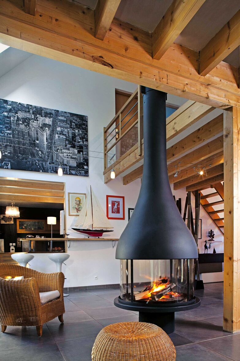 Lagerfeuer im Wohnzimmer – mit dem Cheminée «Alexia 995» ist dies auf sichere Art und Weise möglich. Durch die konische Haube bleibt viel Raumfreiheit, was die handgefertigte Feuerstelle auch für kleinere Räume attraktiv macht. Art of Fire GmbH, www.artoffire.ch