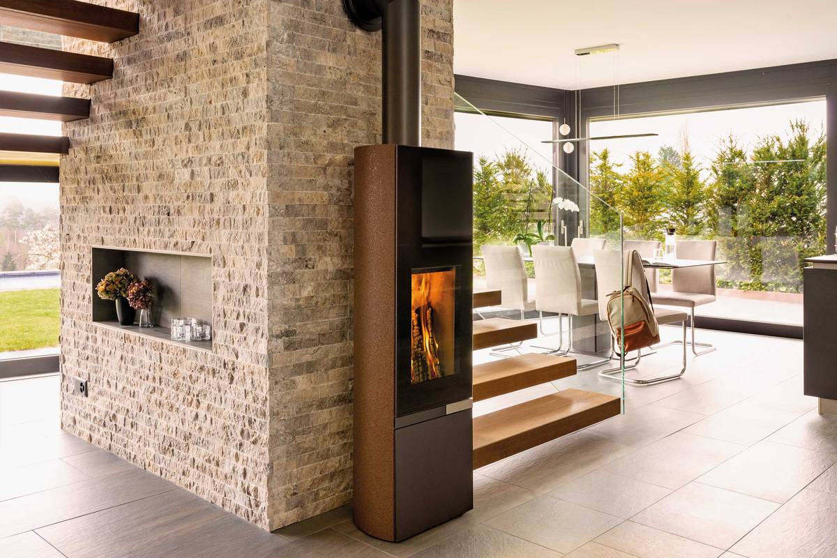 Der «T-TWO STEEL» kann mit dem Skantherm-Elements-System kombiniert werden. Die modulare Systembauweise basiert auf dem Speicherofen und Boxen in zwei unterschiedlichen Längen. Tiba.
