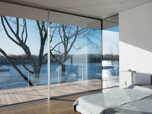 Die Fenster der Serie «M» bekamen dank ihrem bloss 16 Millimeter hohen Mittelprofil und ihrer barrierefreien, bodengleichen Senkhub-Schwelle den «iF Design Gold Award 2018». Soreg.