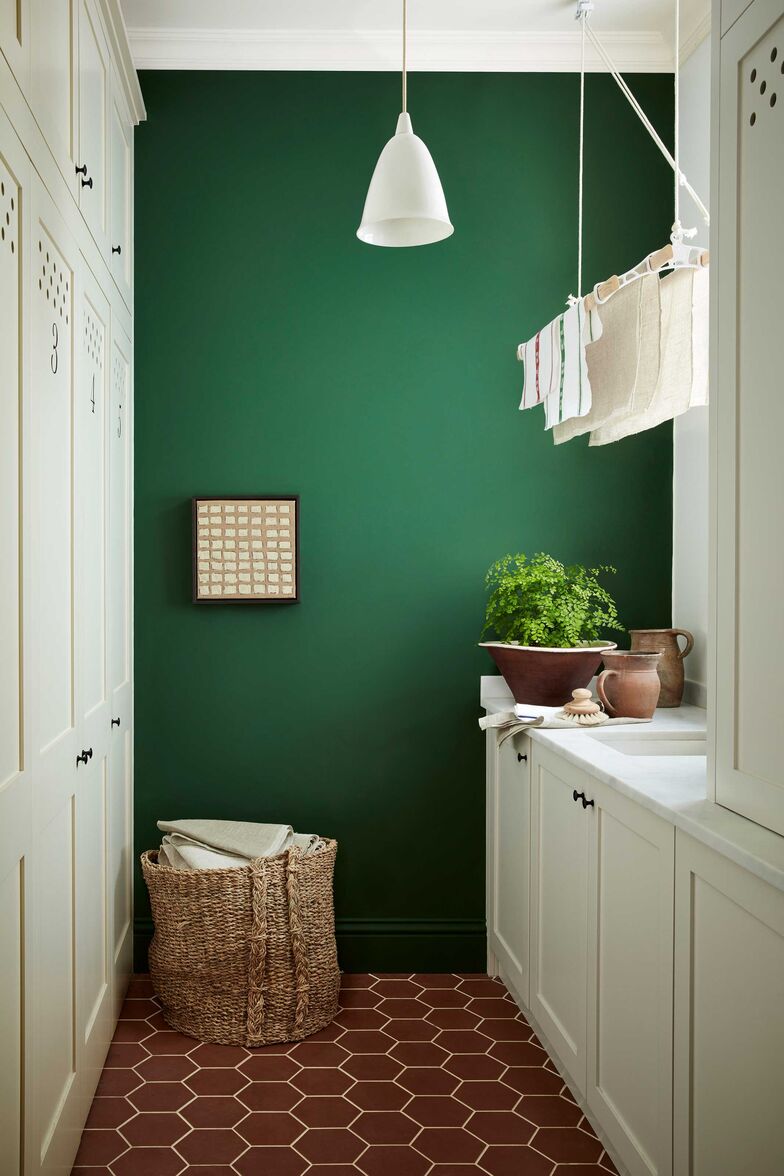 Die Farbe «Dark Brunswick Green» bringt Frische und Lebendigkeit in die Küche und gehört zu einer der 36 Farben der Kollektion «Stone» von Little Greene.