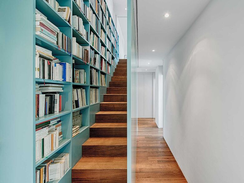 Eine ebenso dekorative wie praktische Möglichkeit, seine Bücher in Szene zu setzen, hat Oesch Innenausbau bei dieser Treppe umgesetzt. Anders als Kleiderschränke benötigen Bücherregale weniger Tiefe und können auch in schmalere Bereiche integriert werden. Dafür wurde die Höhe voll genutzt, wodurch eine einfache Treppe zu einem Highlight gemacht wurde. Oesch Innenausbau AG, www.oesch.ch