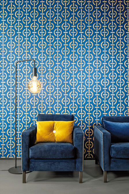 Wieso nicht mal blau machen? Gelingt mit der Tapete «Nomadia Solid» von Hooked On Walls.