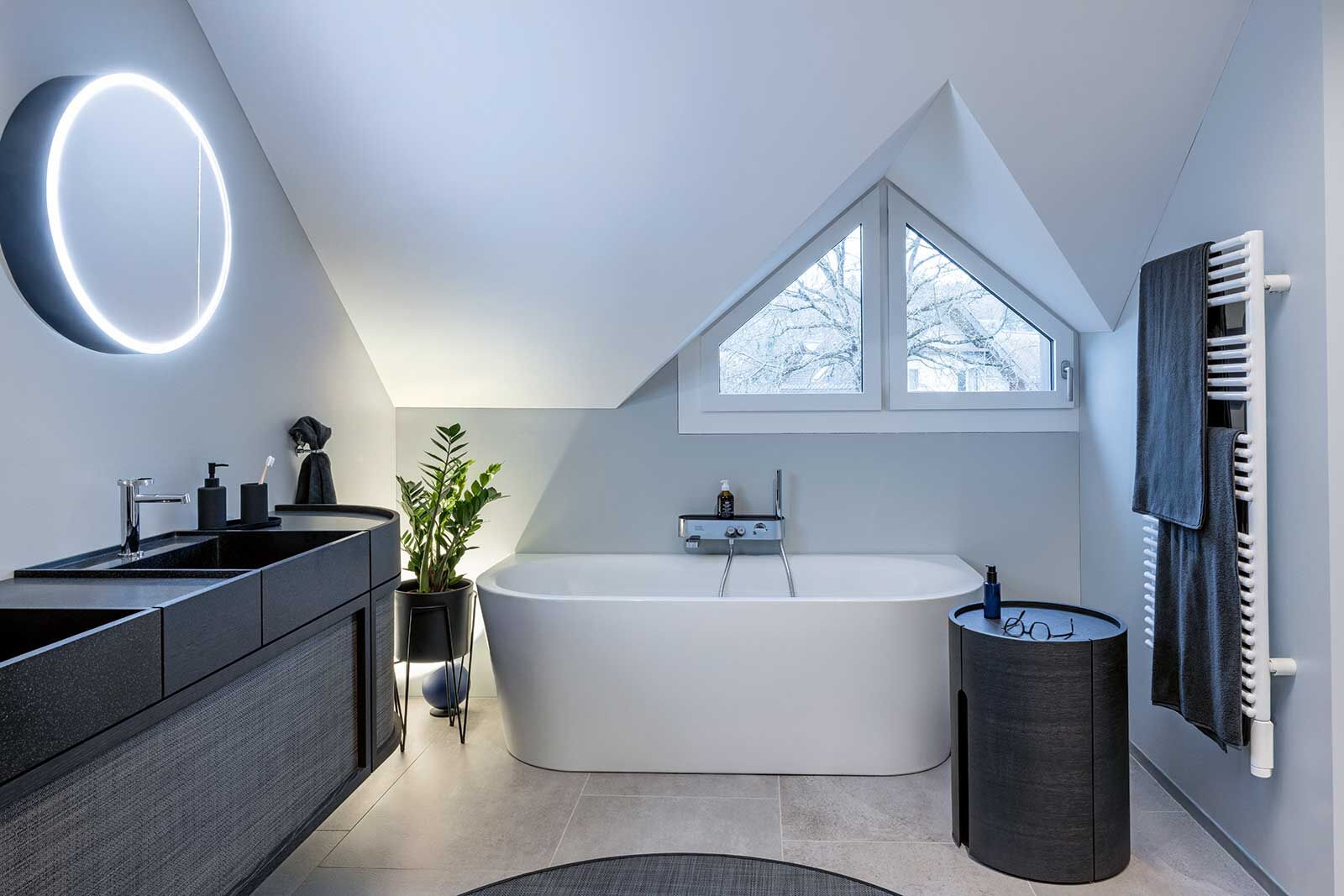 Nach dem Umbau vermittelt die neue Badewanne das Gefühl von Freiheit. Die Wannenverkleidung und der Vorbau unter dem Fenster wurden komplett entfernt.