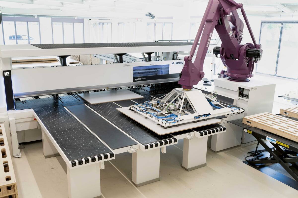 Der Roboter erledigt viele Tätigkeiten effizienter, die Arbeitsplätze sind ergonomischer geworden, und es fallen weniger Holzabfälle an.