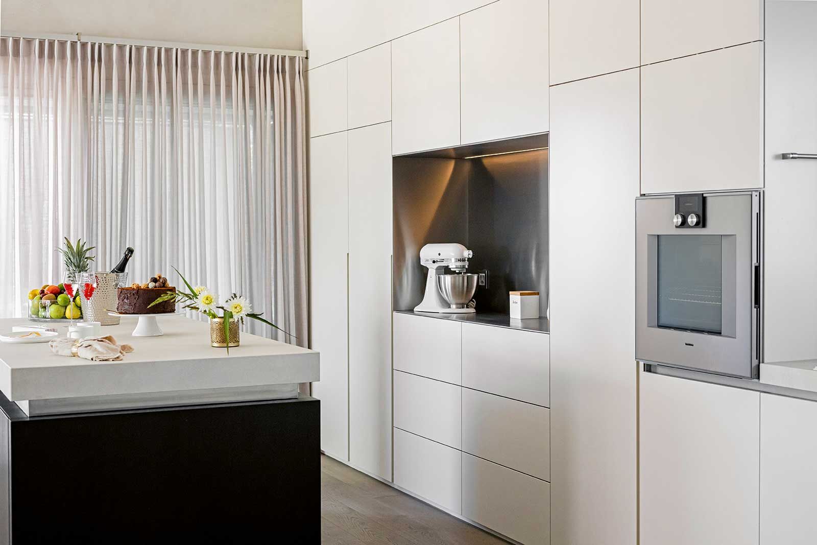 Die Küchen von Herzog können in ihren Showrooms besichtigt werden. Der grösste Ausstellungsraum ist beim Hauptsitz in Unterhörstetten. Weitere sind in Schlieren bei Zürich, Rapperswil und Gossau in St. Gallen.