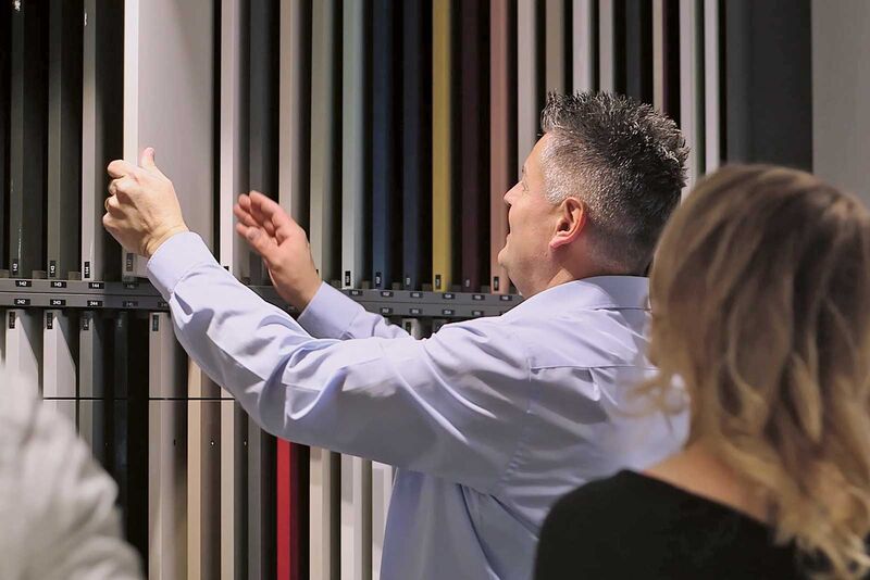 Die Mitarbeitenden beraten die Kunden in allen Bereichen und helfen ihnen unter anderem bei der Auswahl aus der beeindruckenden Farbpalette.