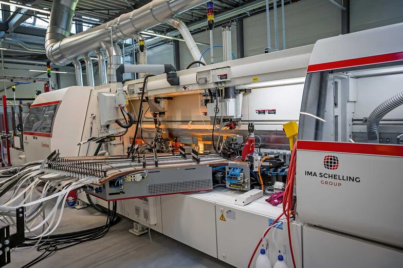 Arbeitsprozesse werden durch hochmoderne Maschinen mit Automatisationslösungen sowie durch Roboter beschleunigt.